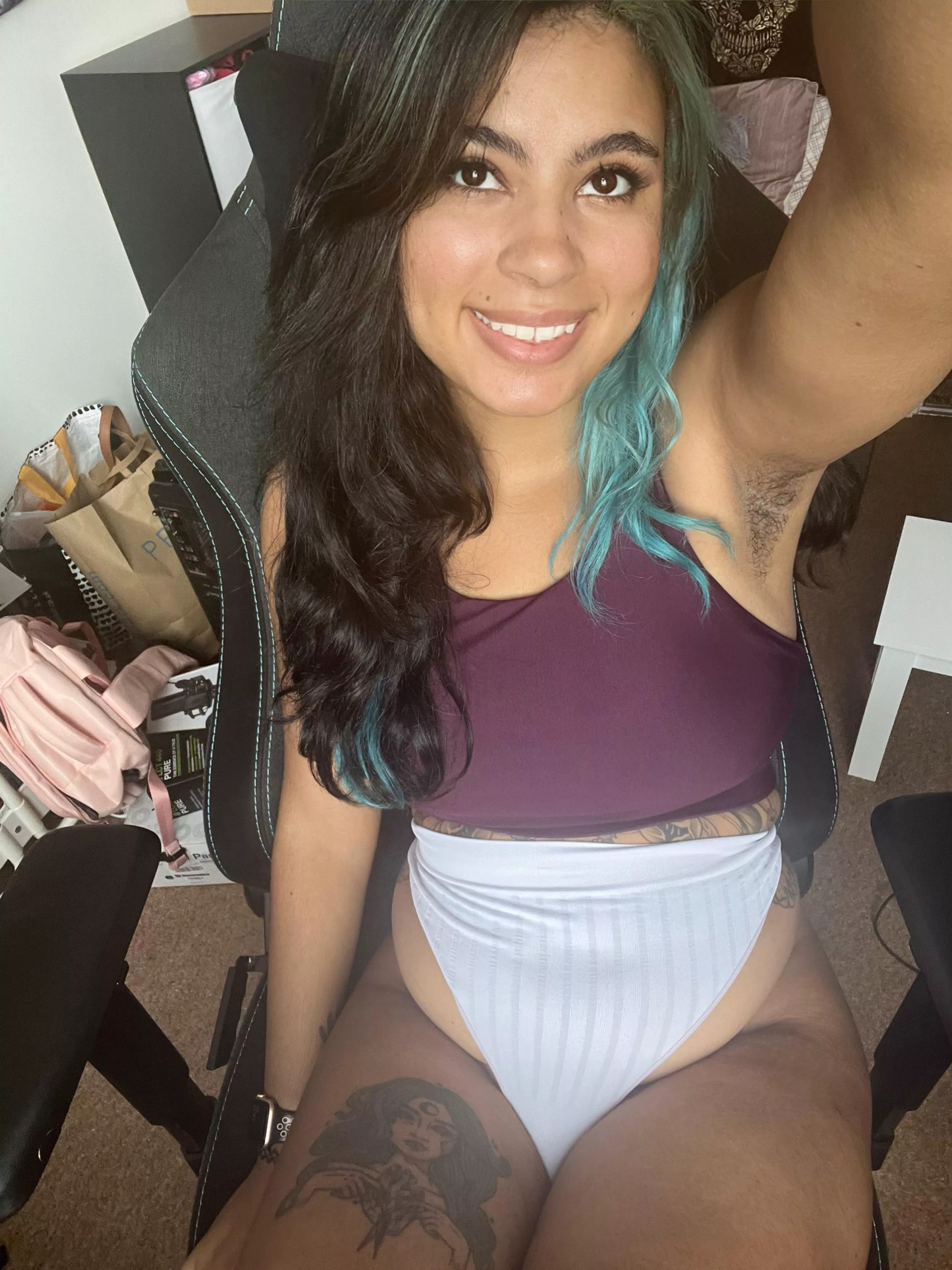 A post gym selfie with nice and sweaty armpits posted by lickmetillimtaylor