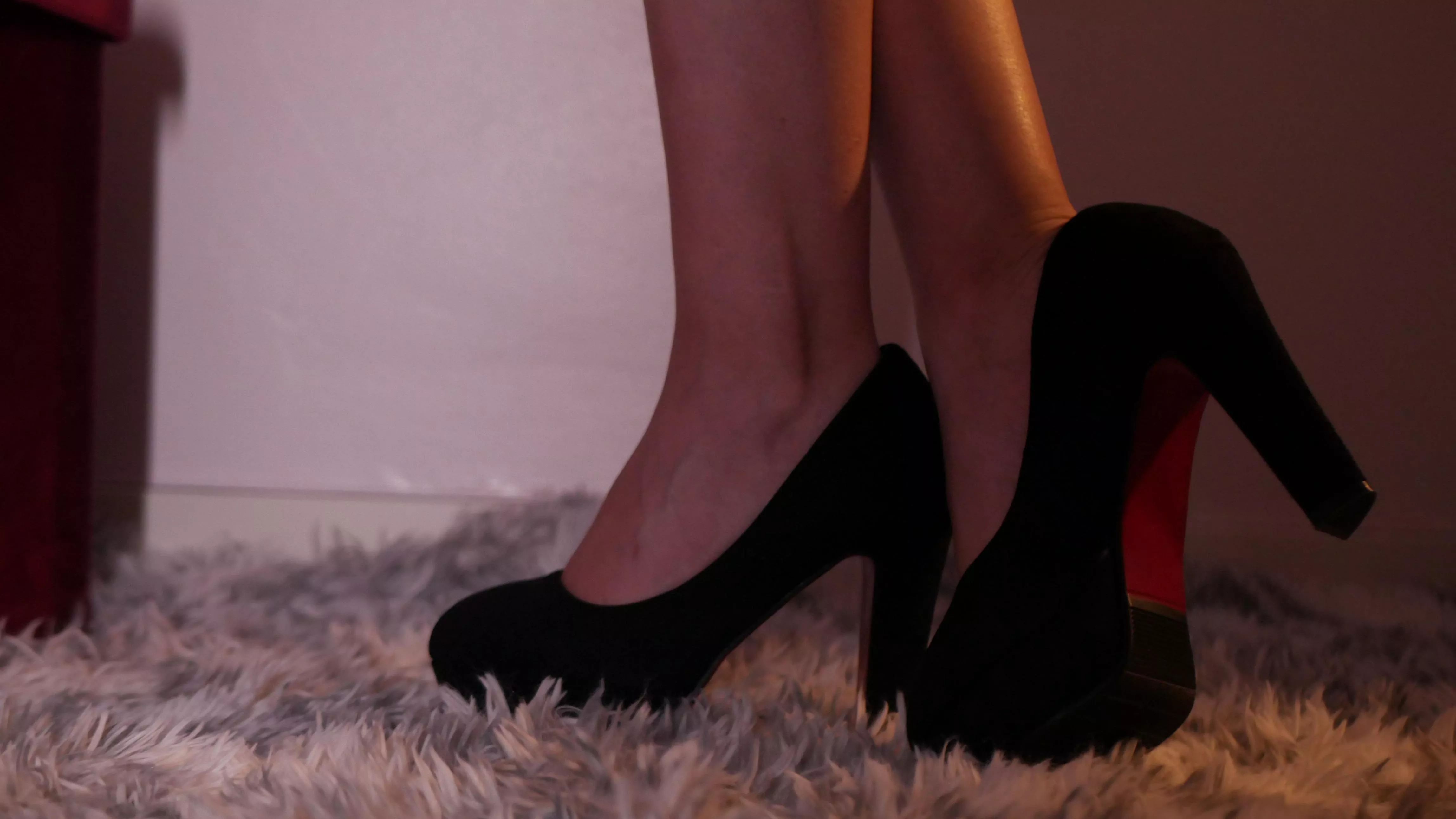Heels for a Dinner date posted by LarasCpFeet