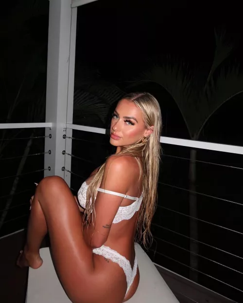 White bra and panties by HonestRunner