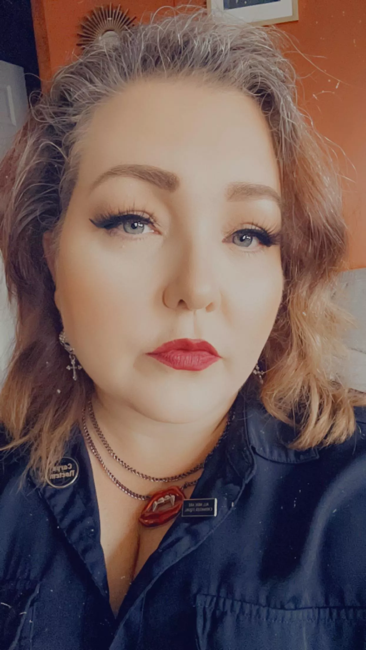 Another work day!! Feeling pretty 😏 posted by Violetvonghoul