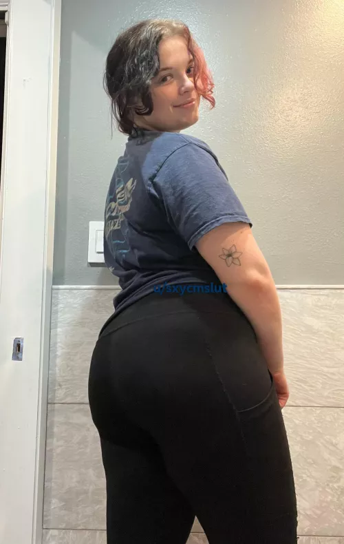 Yoga pants for work. Wonder if the guys will notice my panty lines 🫣 by sxycmslut