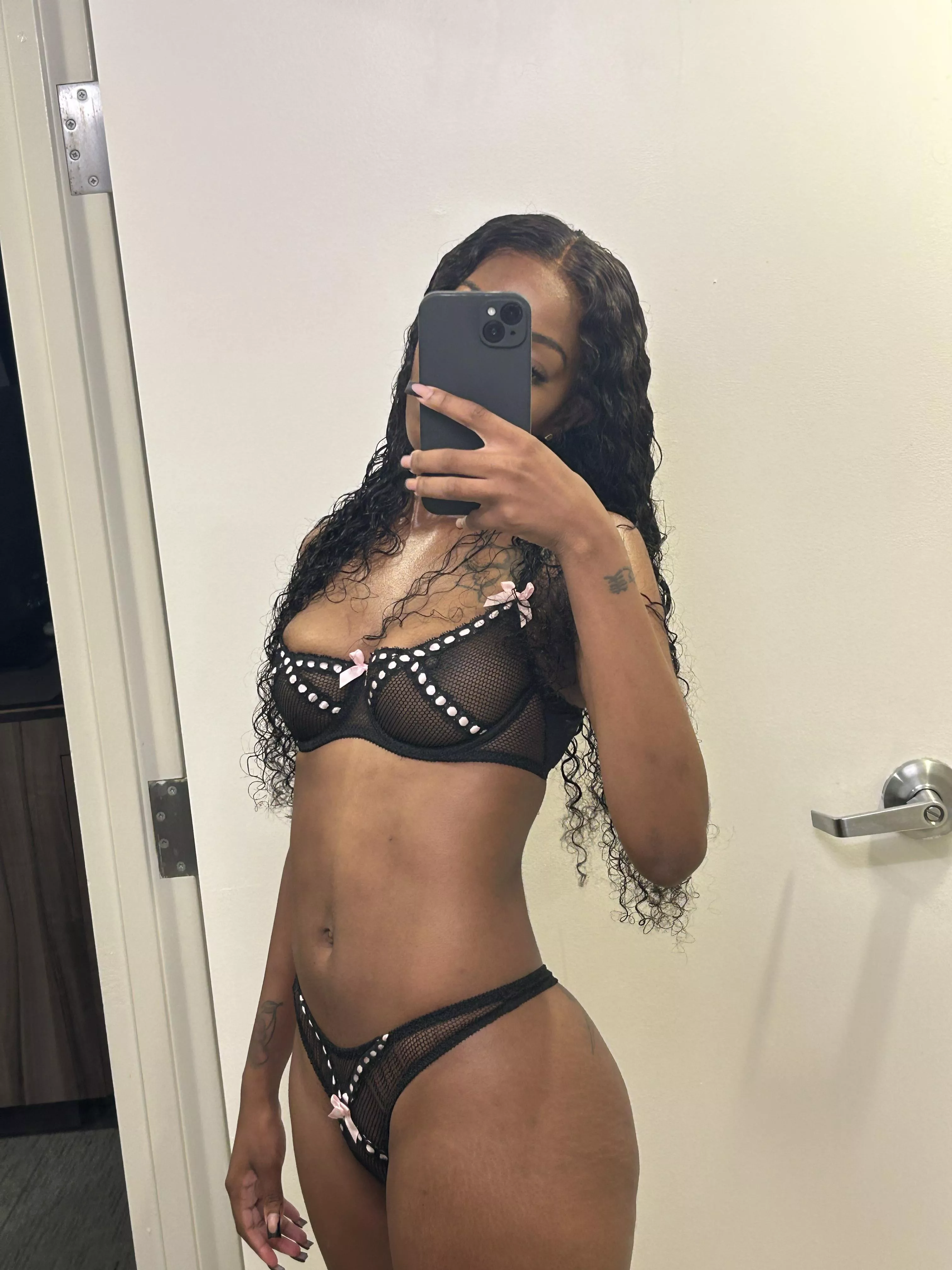 what’s the first thing you noticed in this pic ? posted by blackbimboslut