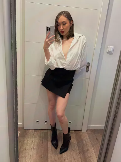 Feel how soft it is by Lolinafg