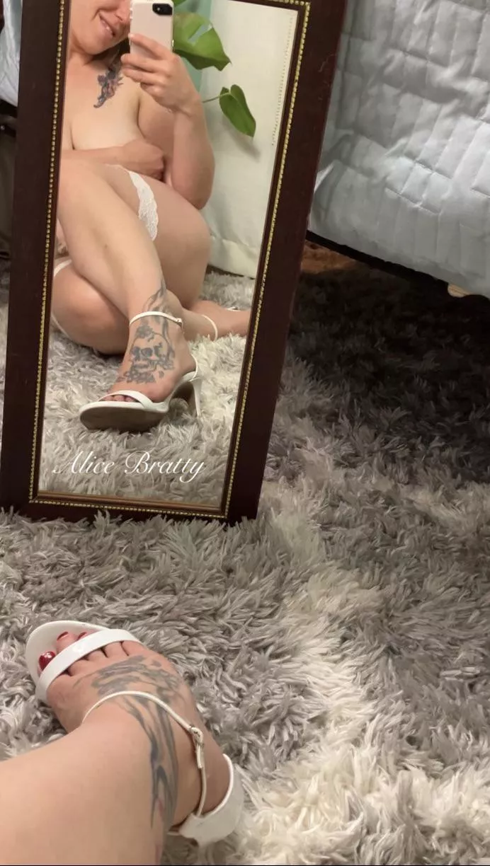 I love to dress in white posted by AliceBratty