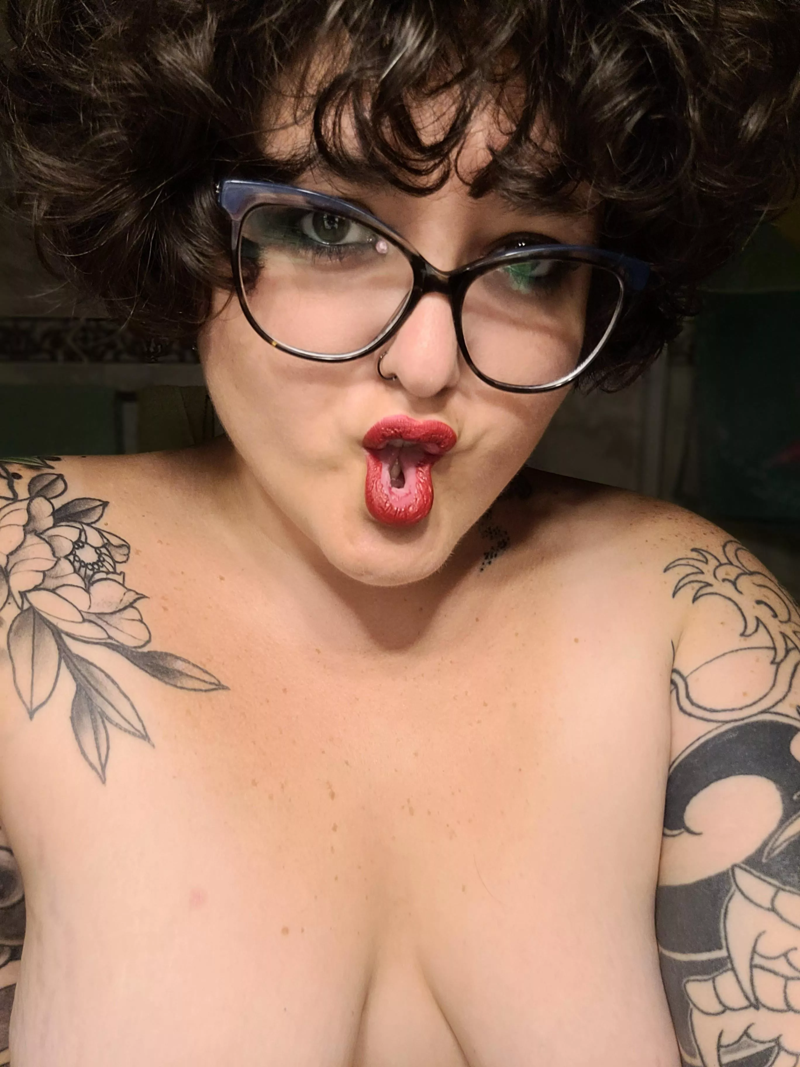 I'm a brunette looking for wild sex, who's in? posted by sweetfatbottomed