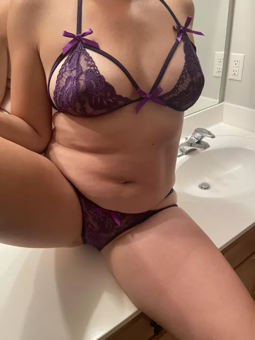 Mom of 4 and married, still have the right curves by BelleG1987