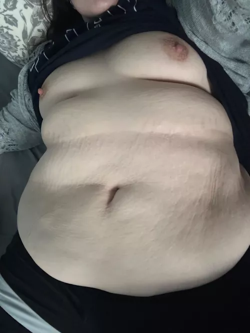 Soft and extremely jiggly 🤭 by bellyrubbz