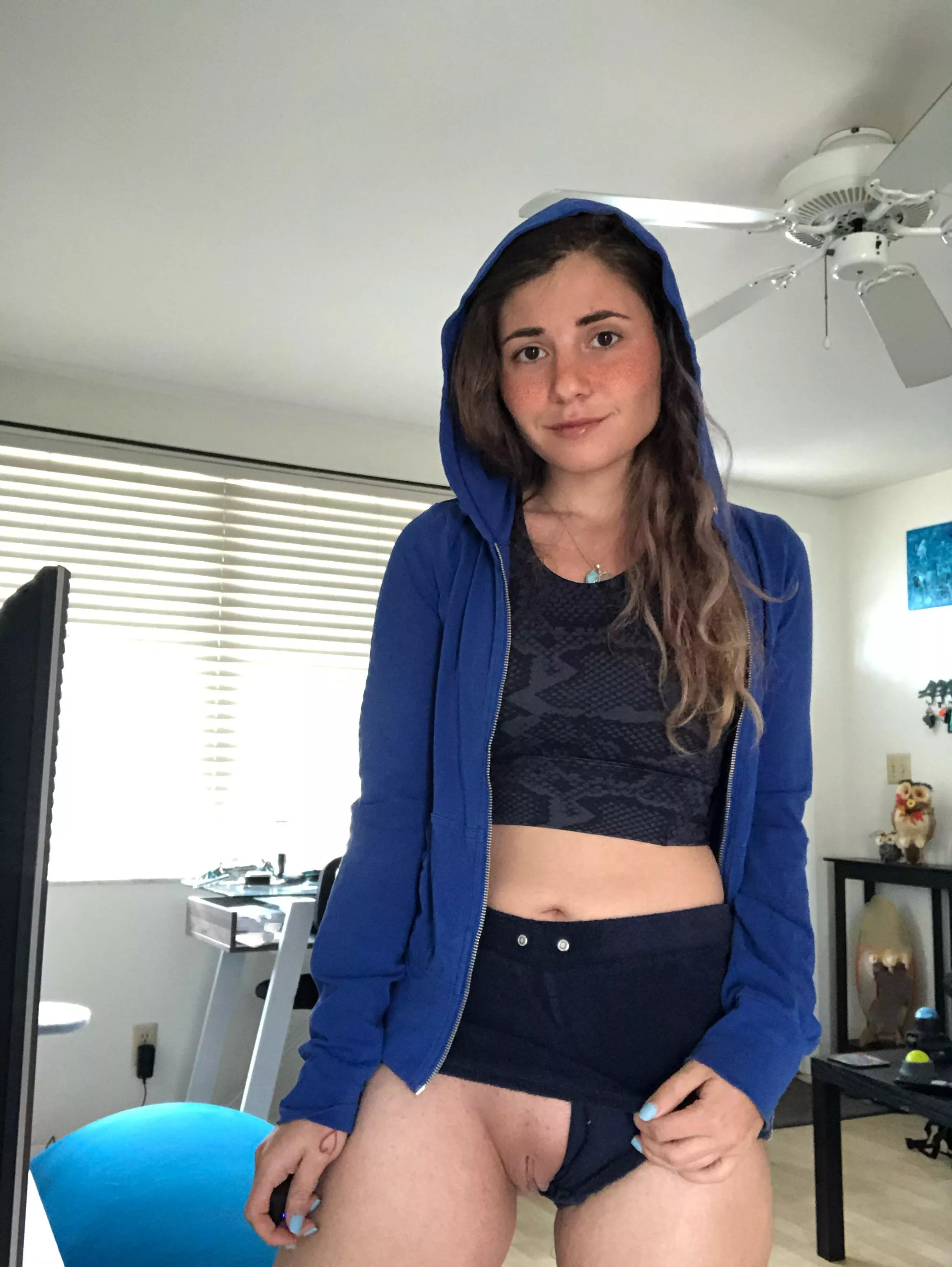 Think you’d notice a 5ft sleepy girl like me at the gym?? posted by lil-athena