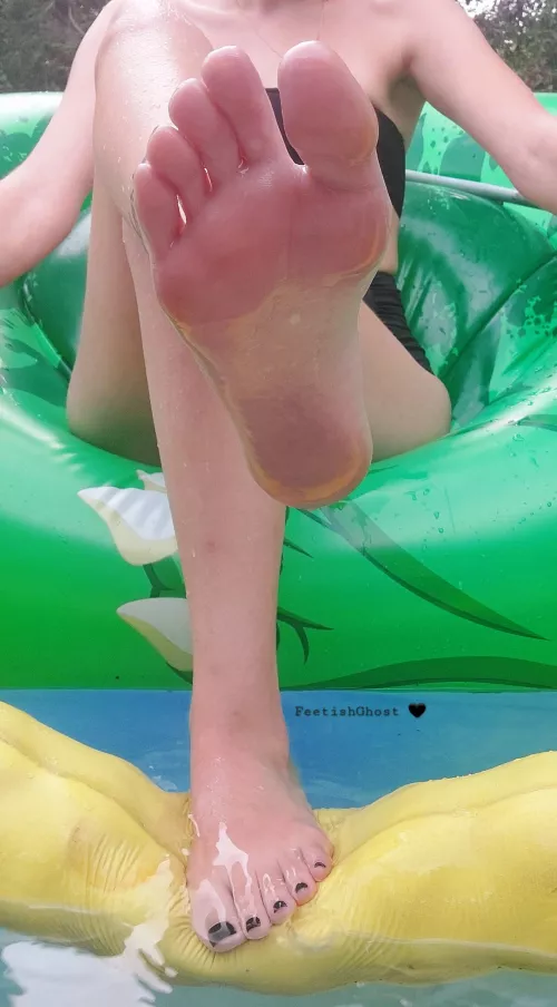 Who likes wet feet? 🖤💦 by feetishghost