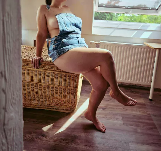 Sideboob Game was strong with this one 😊 by CurveeSin