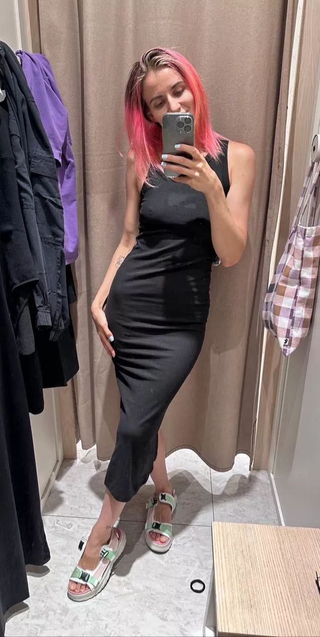 I decided to try on this tight dress. I think it's worth buying it posted by ciaocacaoo