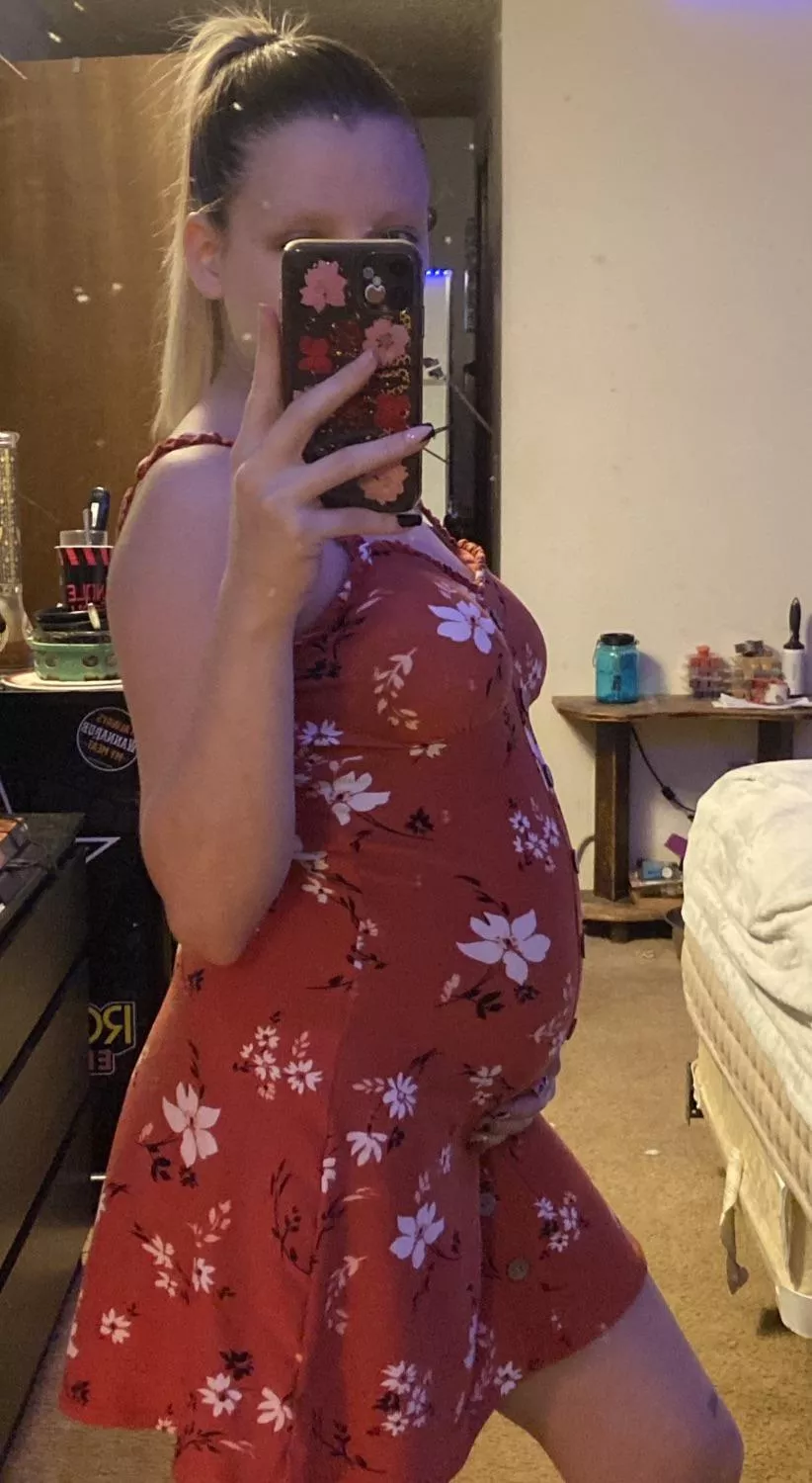 i love my bump in dresses! 🥰😼 posted by Mypreggobody