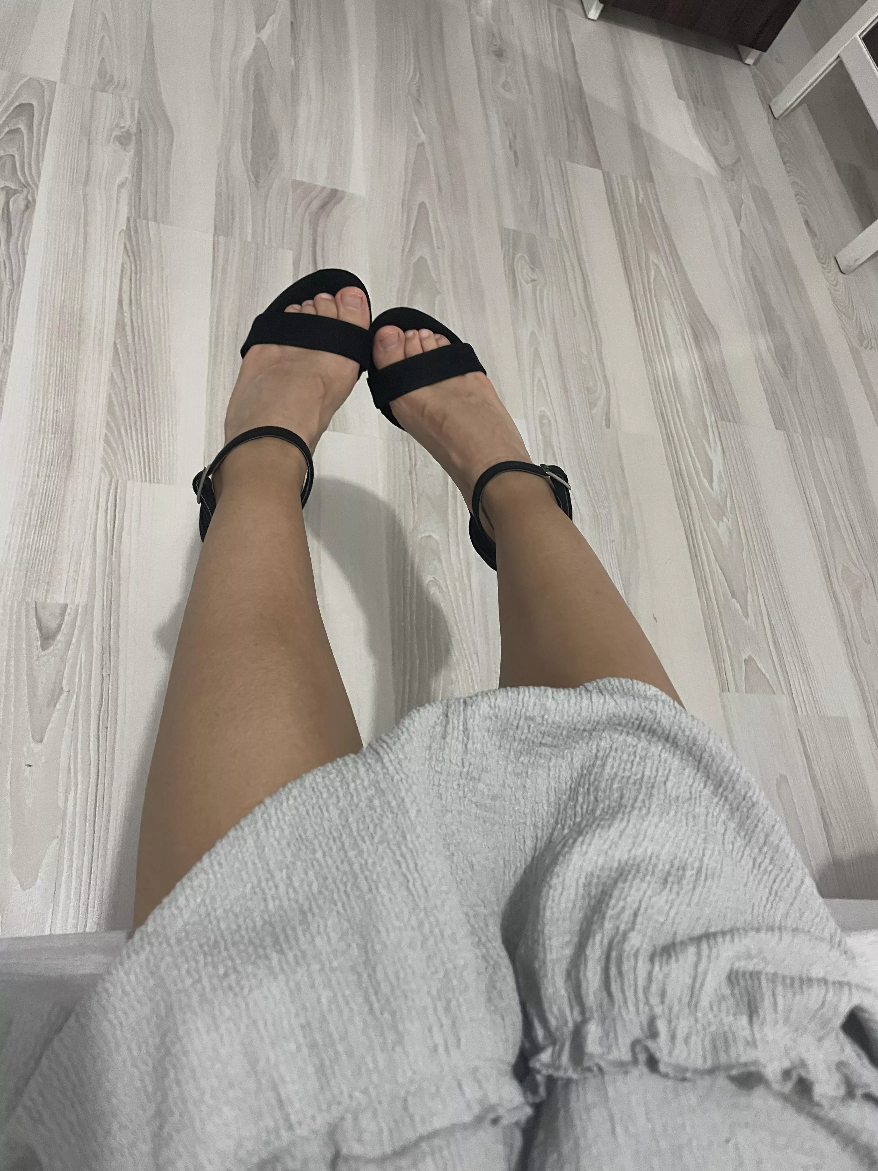 I really like how my legs look in this shoes. posted by lindasmither