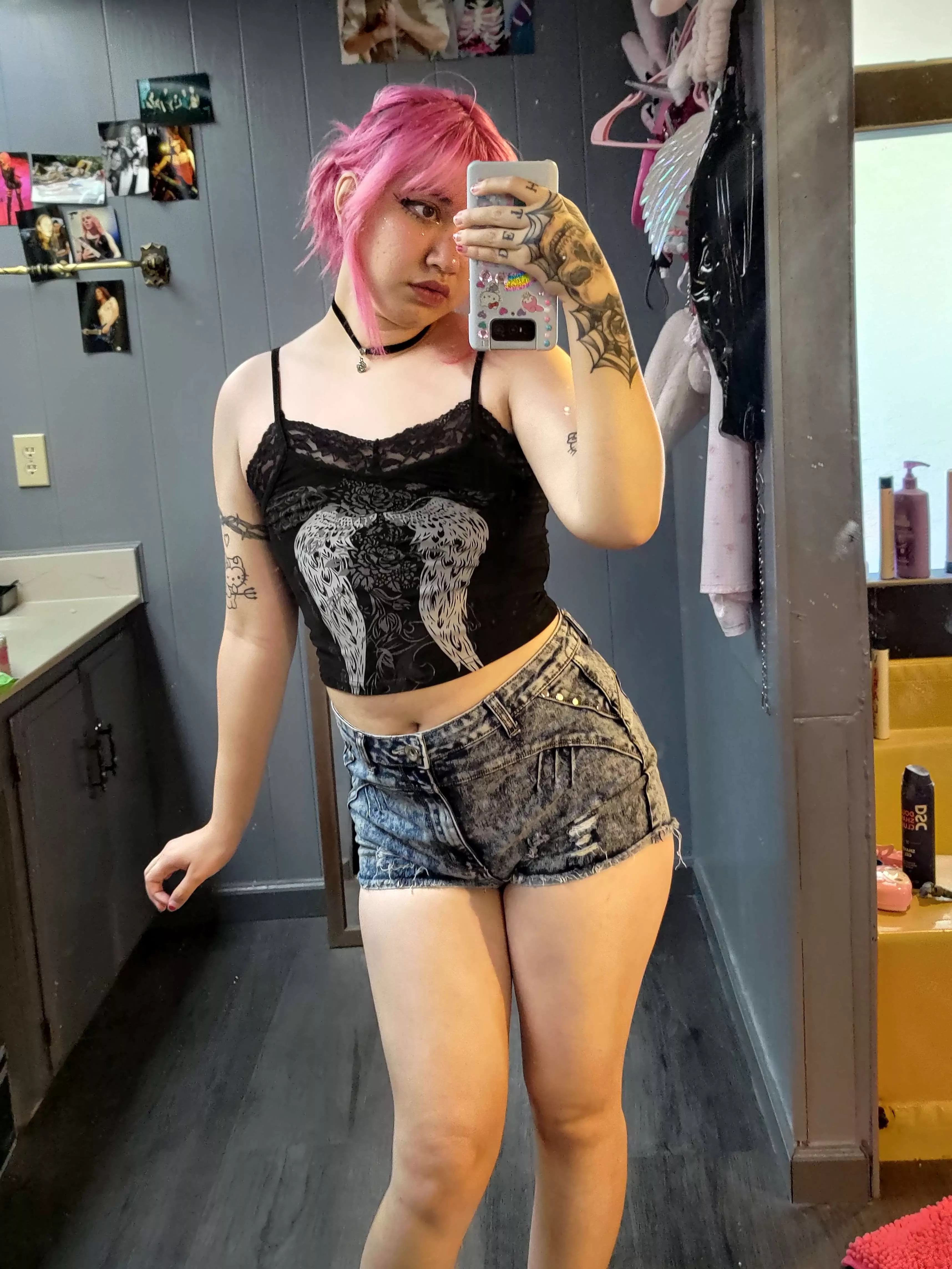 Rate the fit 🥰🙏 posted by RainbowValentine