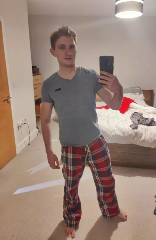 Come watch movies, eat pizza and cuddle with me all night long? by Atomlad360