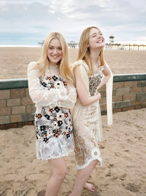 Dakota and Elle Fanning by Jaseyjerks