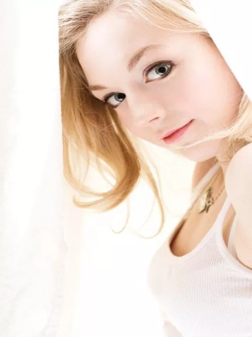 Emily Kinney by waycushion