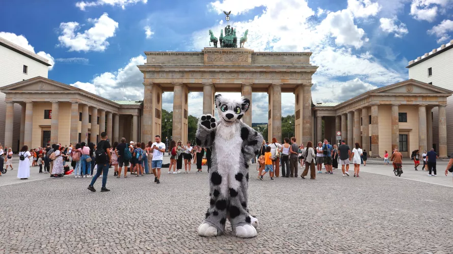 Mreow it's tuesday. But I can't wait for the weekend now XD Nevemind ... just enjoy this beautiful picture. It's from my trip to Berlin last weekend ^^ by CharliePaw