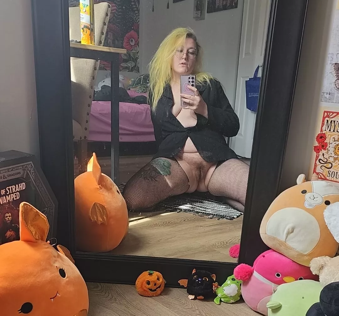 You've seen the carpet, all that's left is unclasping that last button. Would you help? 🥺 posted by shroomgoesvroom