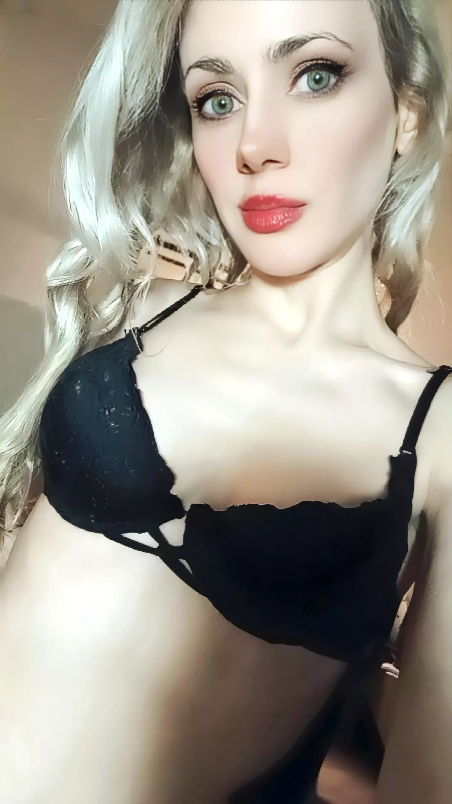 Hello👀 posted by kitana9