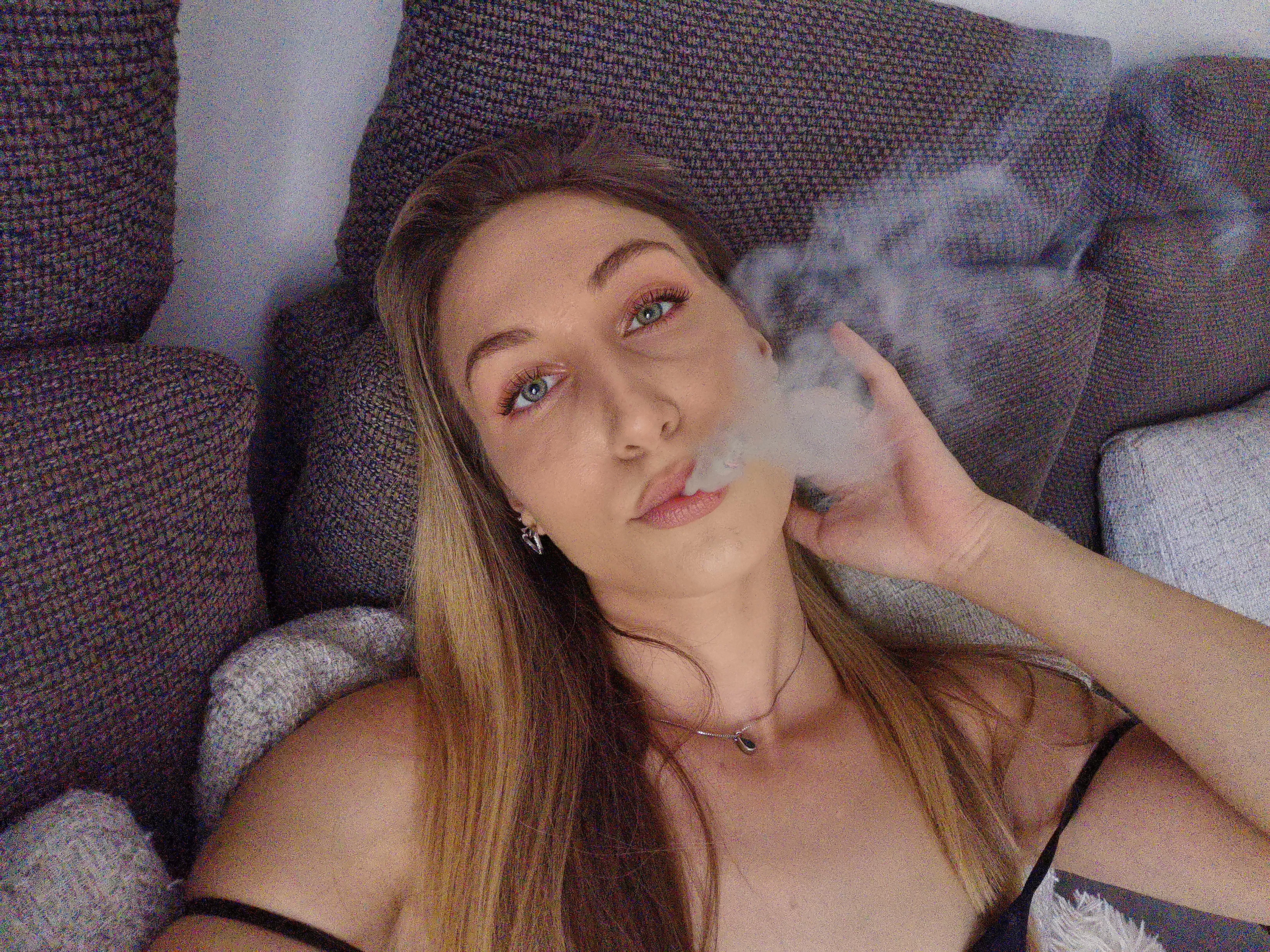 Hump day smoking 🤍🚬🔥 at home 🥰 posted by derrie_t