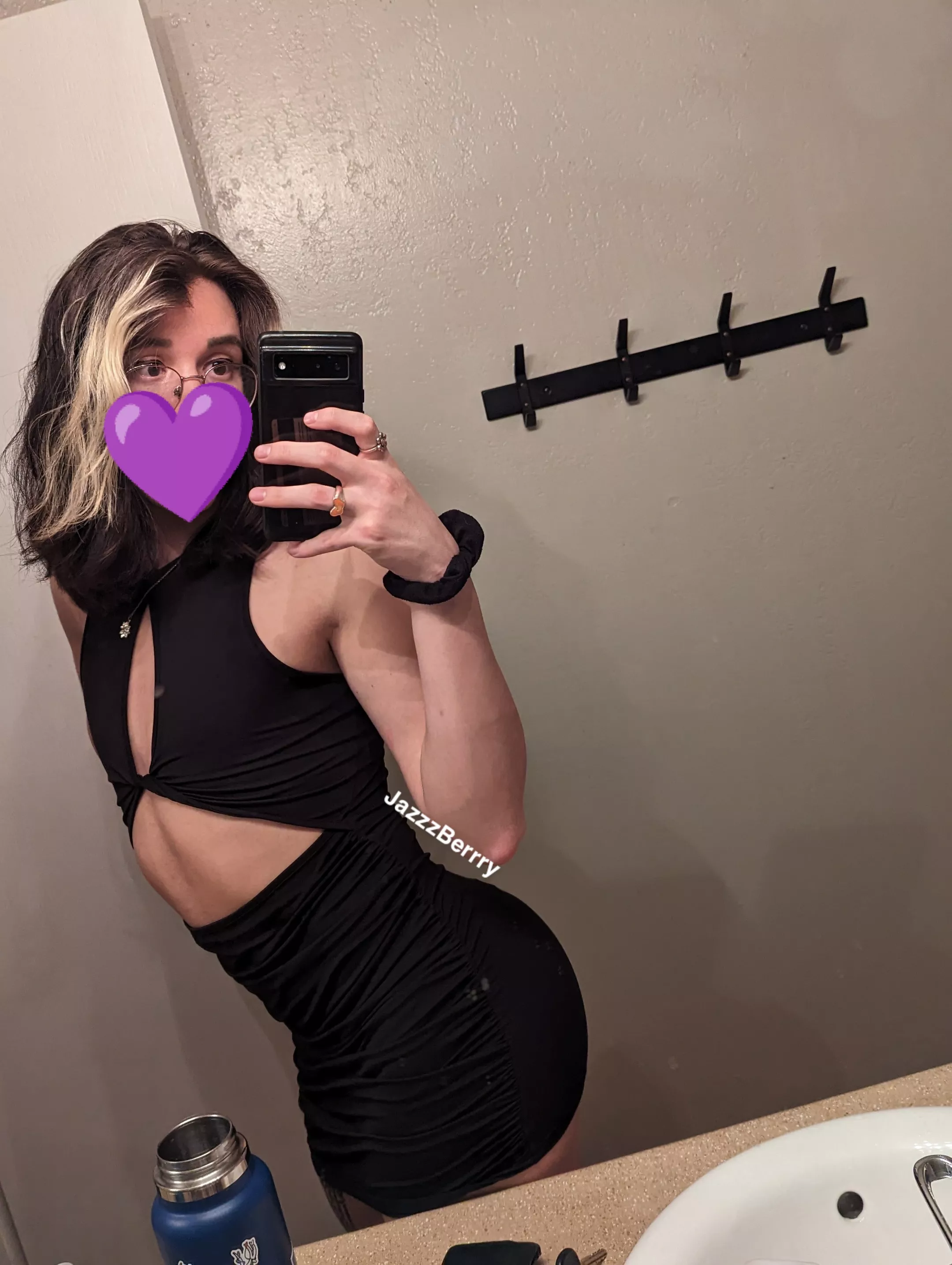 look how good I look in this dress posted by JazzzBerrry