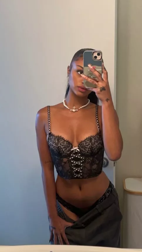 can i send you pics like this while you're at work?😚 posted by amayaxjade