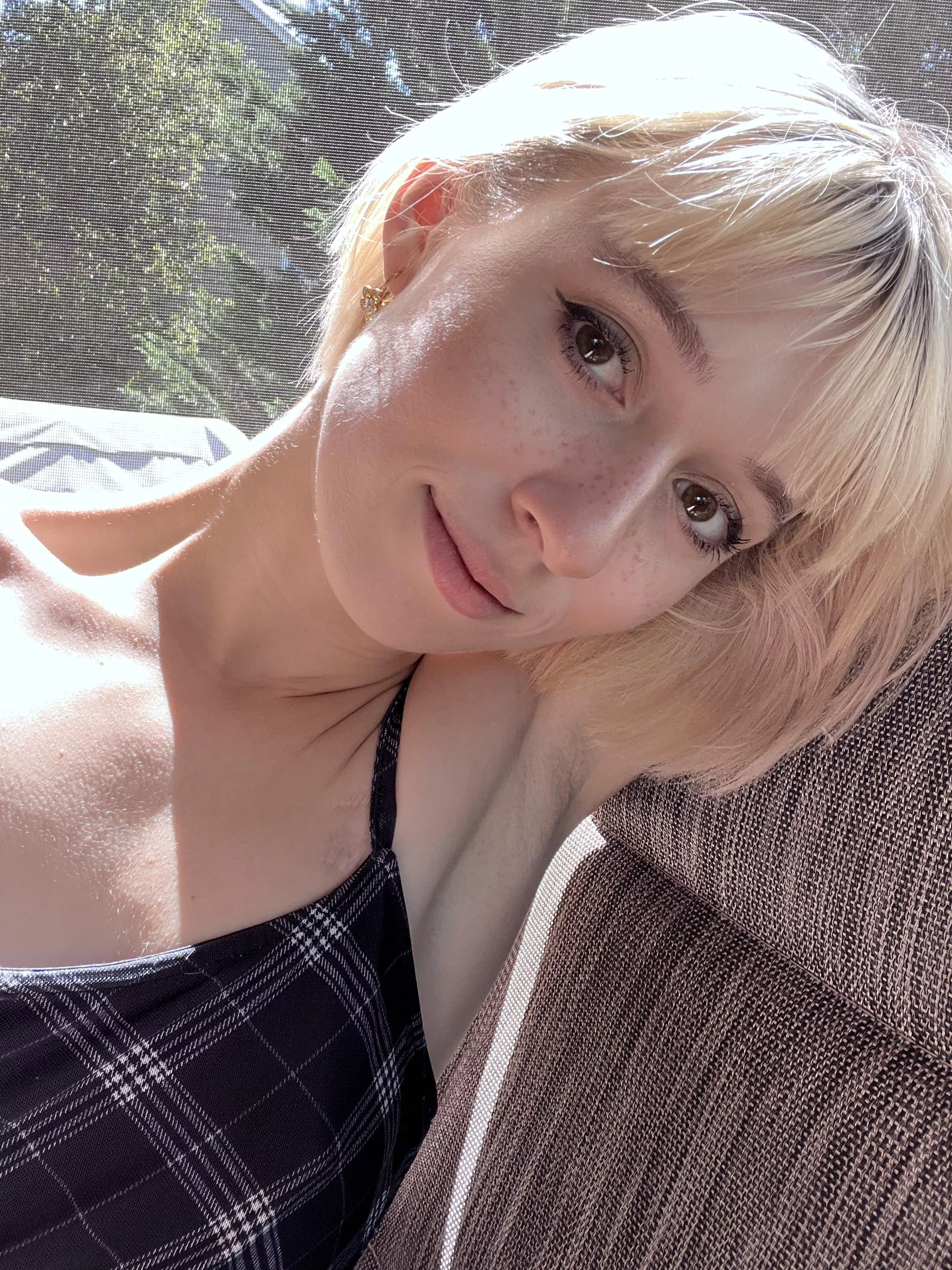 Do you like how smooth my armpits are? posted by Lilcheye