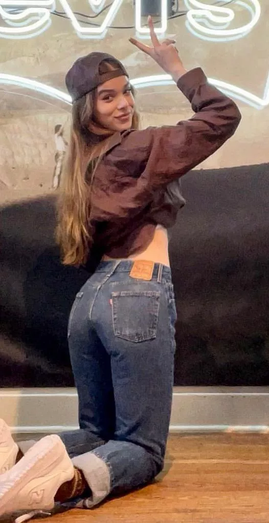 I’ll never get enough of unloading for Hailee Steinfeld. posted by strojack23