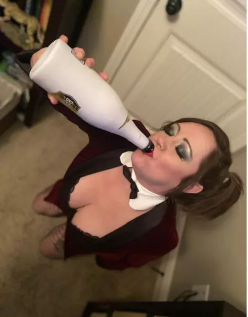 It’s so hot out, I’m thirsty. by voodoo_temptress