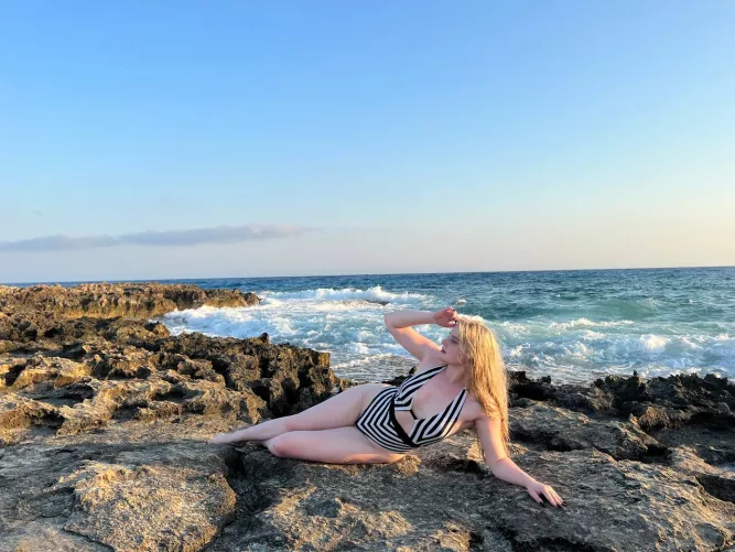 lie on a beach by nesty_rabbit