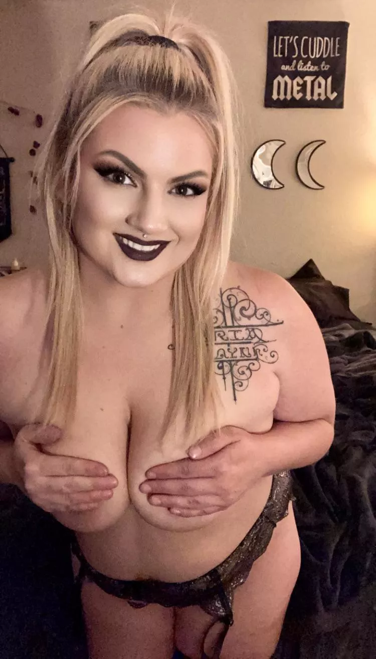 Natural DD’s on this blonde metalhead 🤘🏻🖤 posted by Belflock
