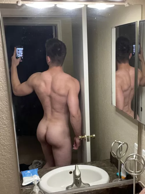 Strong and round by StrippingViolinist