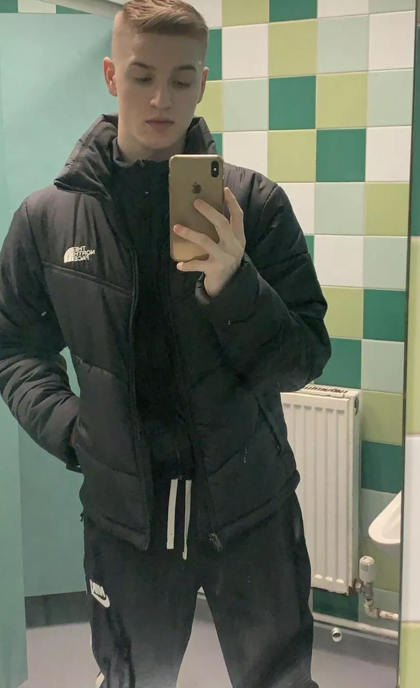 22 uk. Anyone wanna DM me? posted by scallyboi18