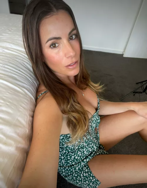 Come play with this horny hot wife by zarablackk