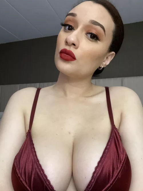 Do you like the color of my lips? by Gildedgirl1