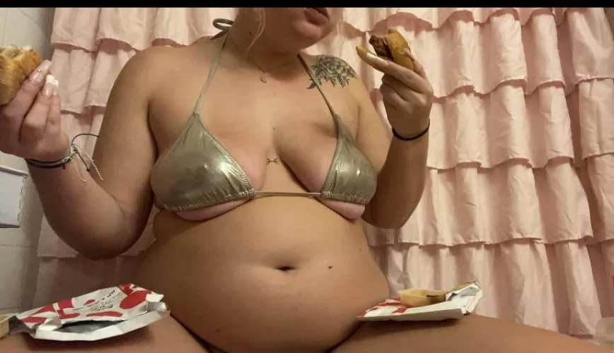 Double fisting chicken sandwich’s😮‍💨 by Poptartbelly