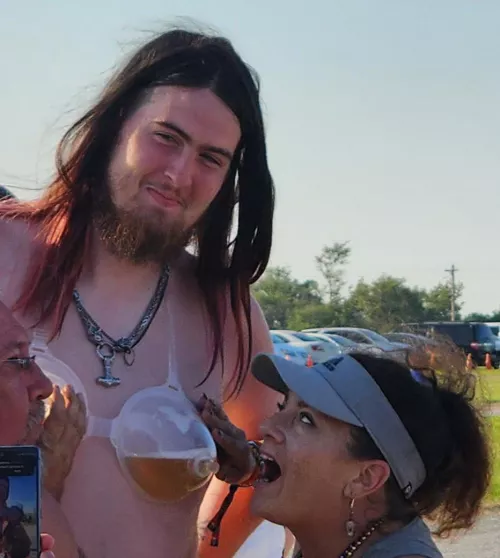 Find someone who looks at you the way she looks at him by itstheleviathan