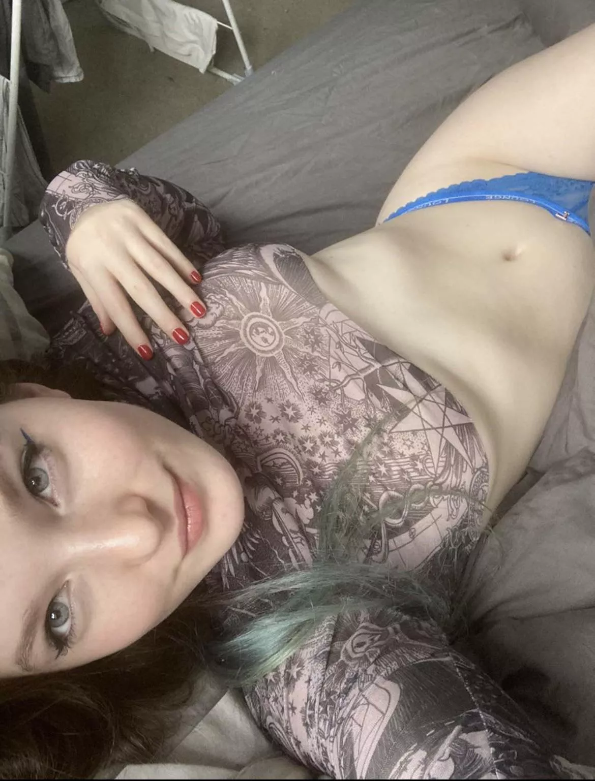 Free page😉 I do custom videos 👀 posted by winterpeachx
