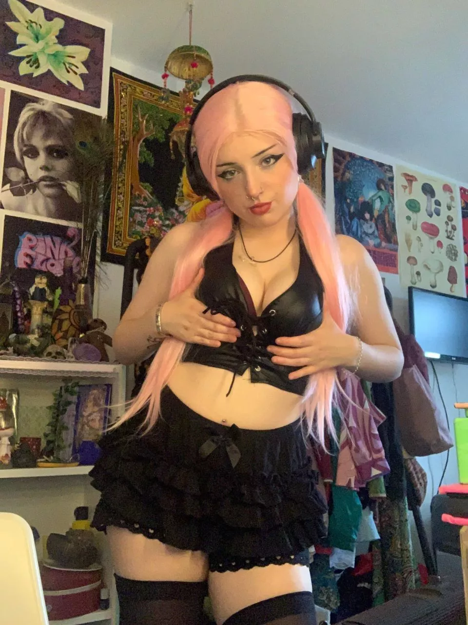 I'm bored, play with your goth gamer girl posted by smeedycat