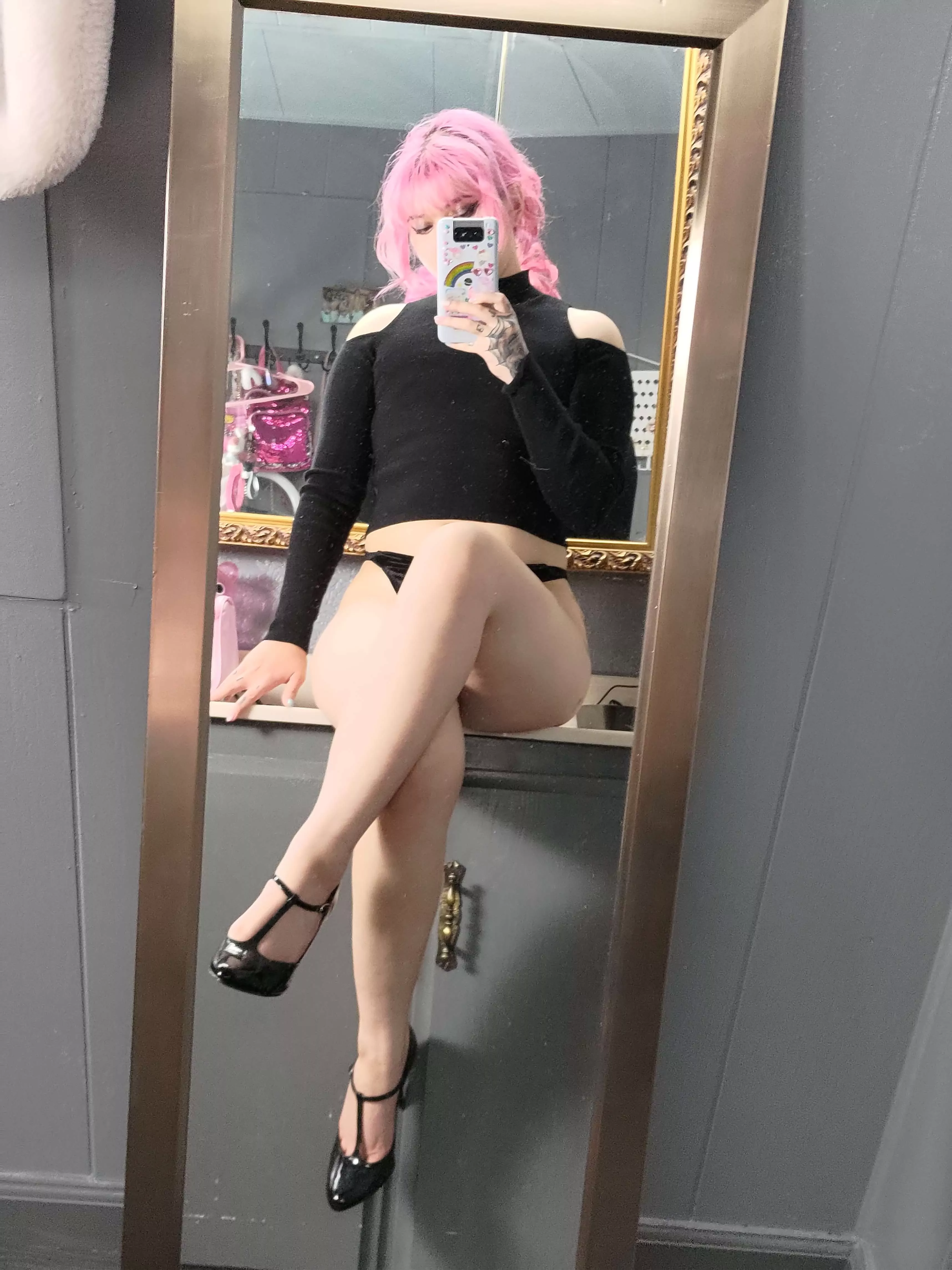 pink makima vibes 😈 hot or not? posted by RainbowValentine