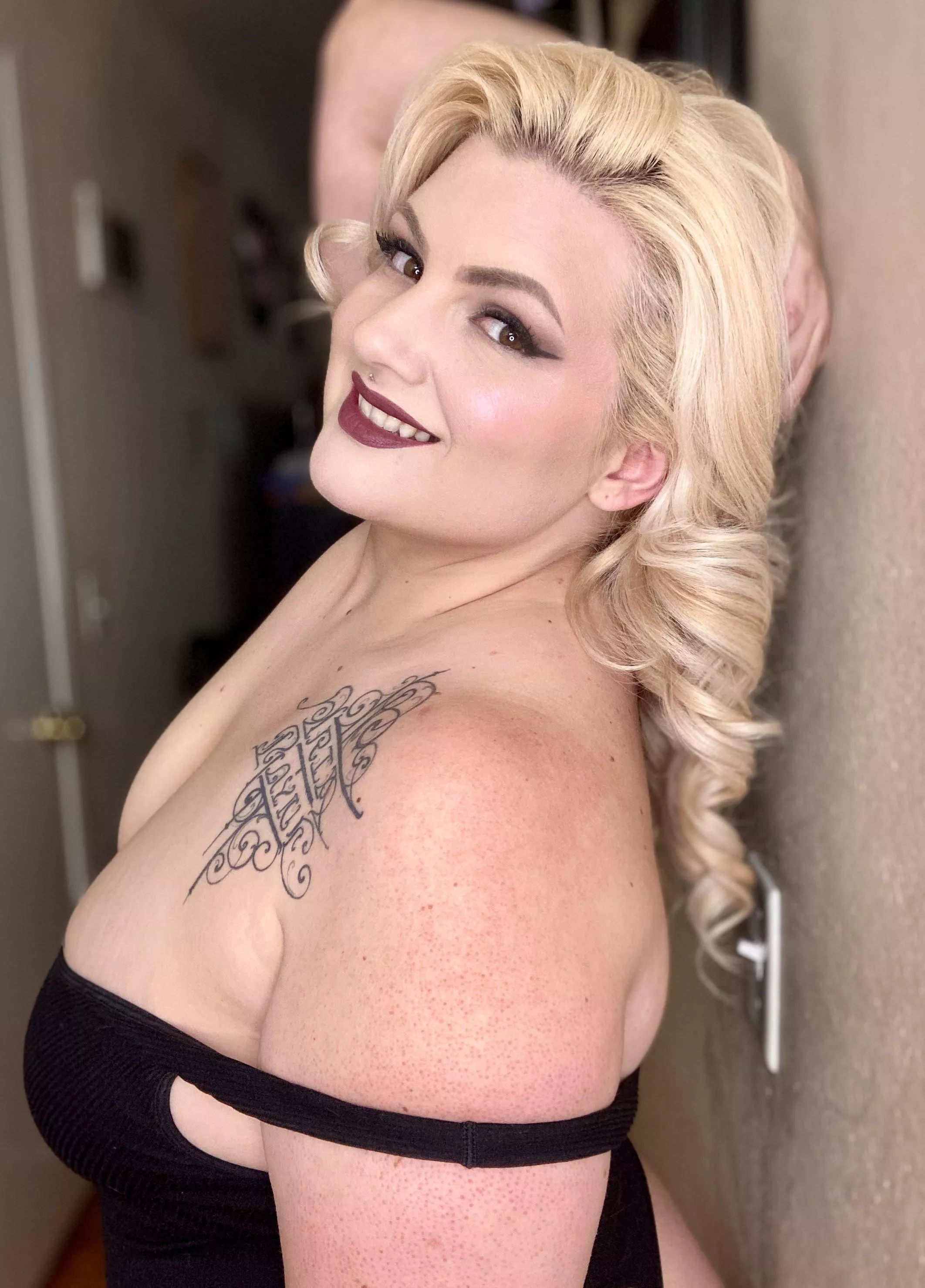 Happy Friday! 🖤 posted by Belflock