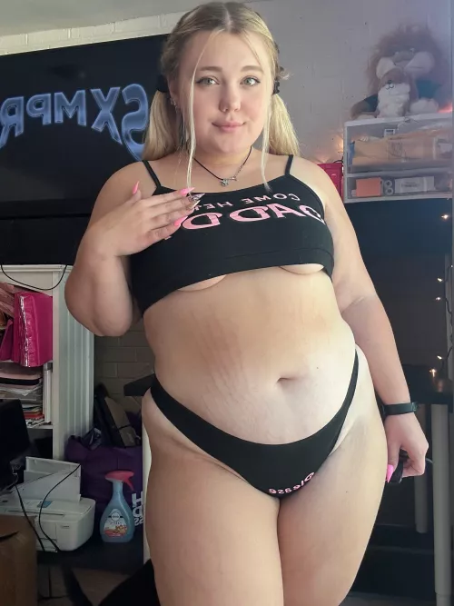 i hope im not distracting you at work, but i also kinda hope i am ;) by lxves