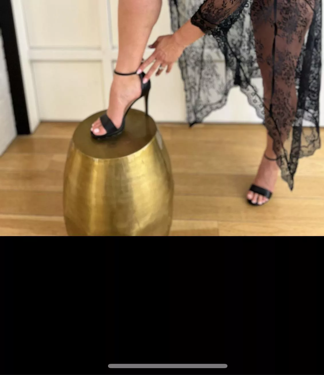 On a pedestal 🖤 posted by mommymrschief