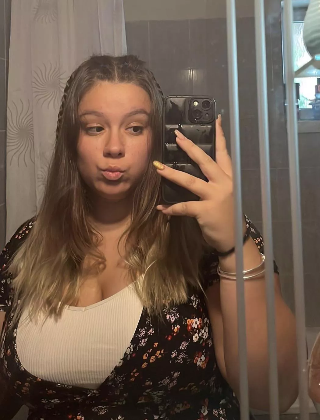 Round posted by Bobbyloveboobss