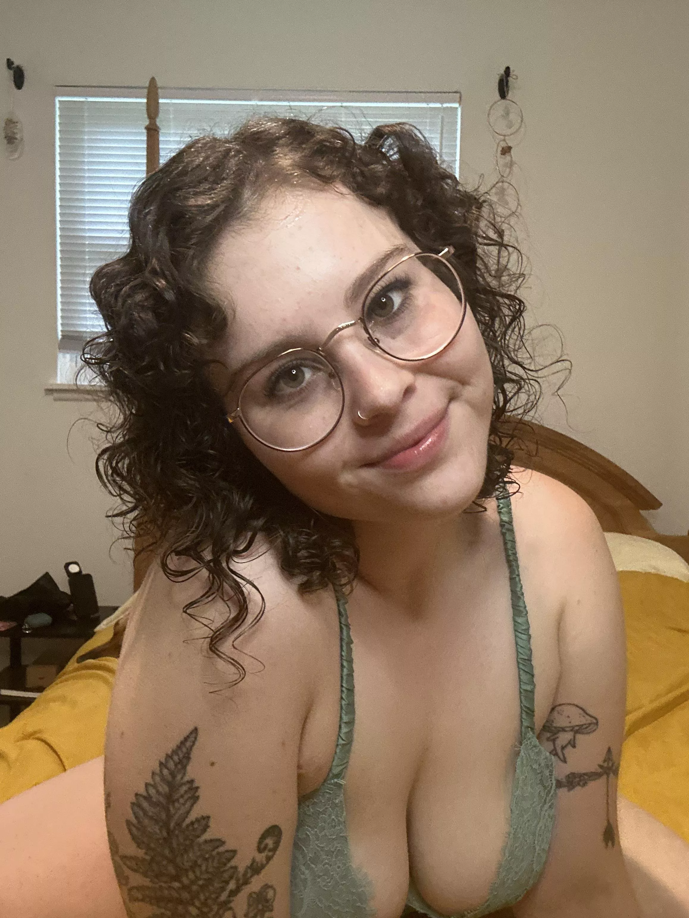 Curls and curves, what more could you ask for? [selling] posted by alliethxsyou