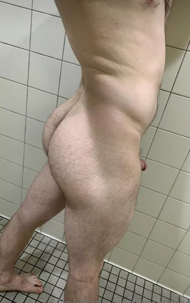 Lightly furred posted by Hungwithabubblebutt