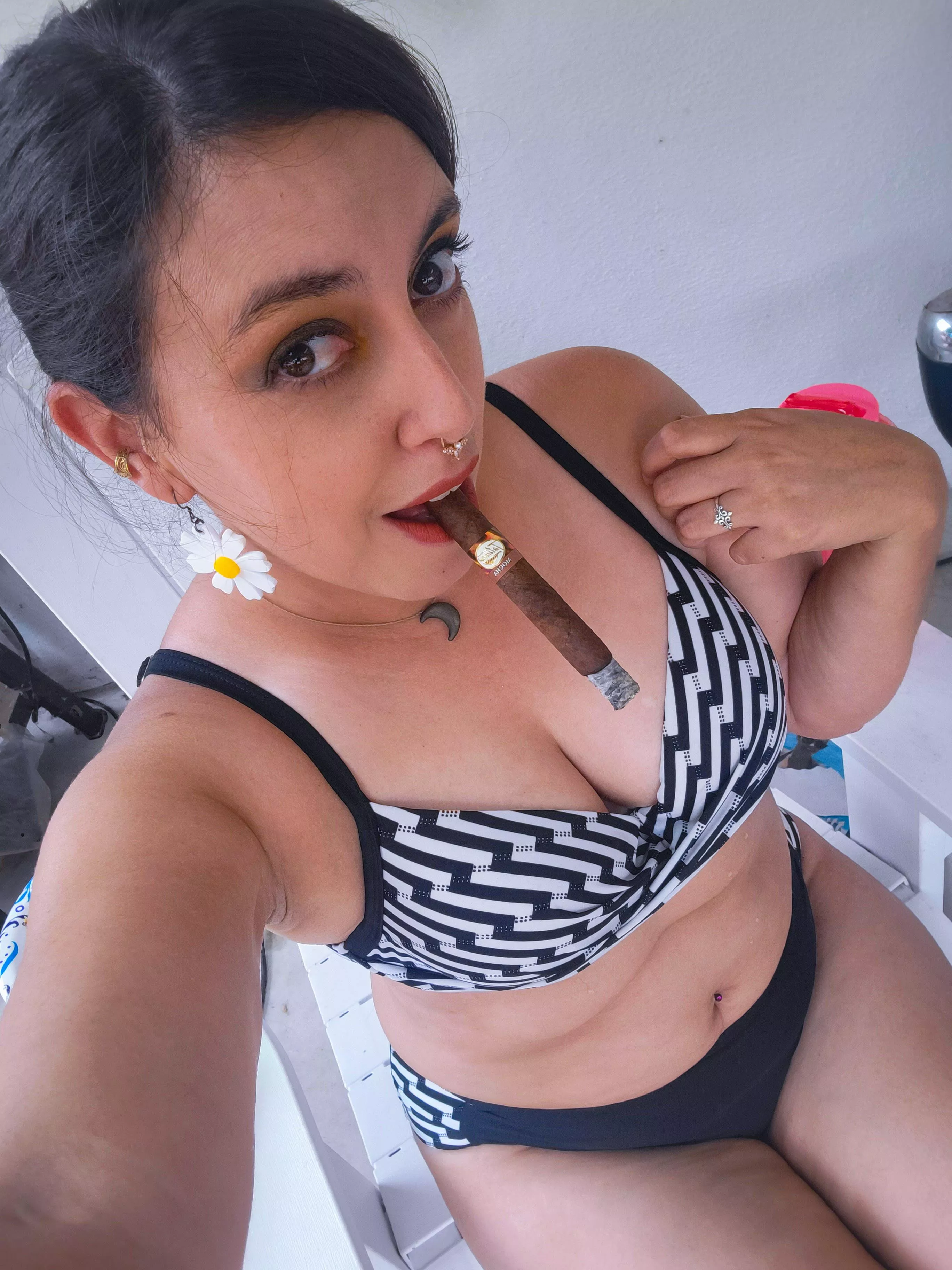 Saturday smoke 🖤💋 posted by Littlebird1213