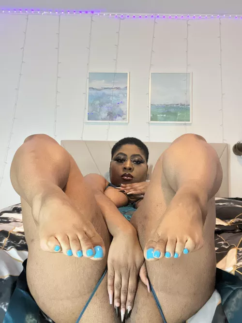 The power of matching toes by tehAmazingMomo