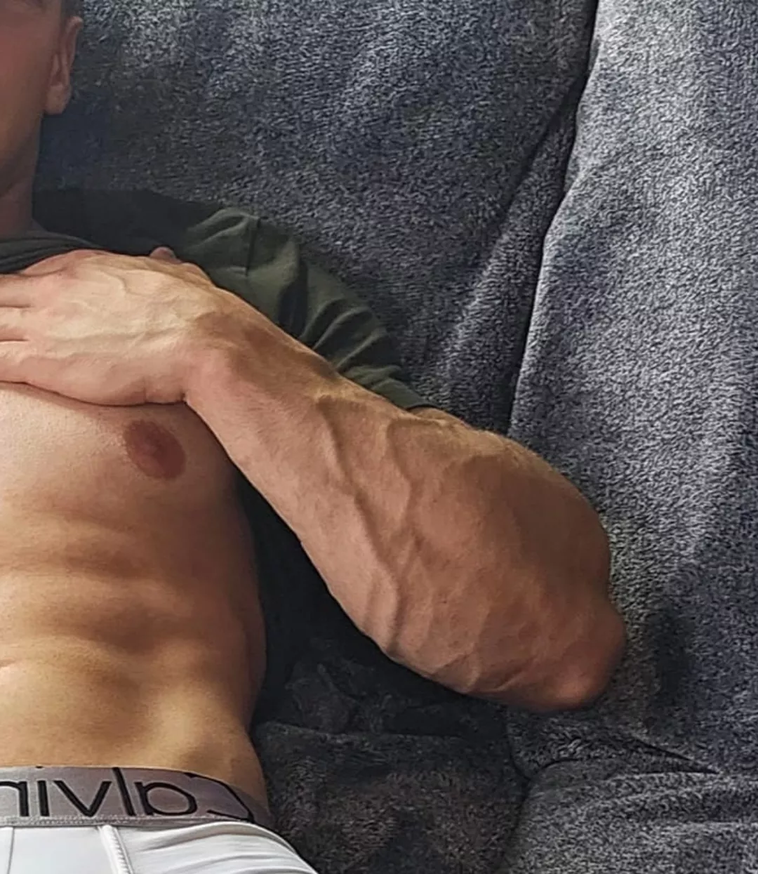 You should see the full picture 😏.. posted by John_fitness91